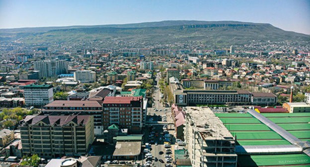 A view of Makhachkala and Tarki-Tau Mountain. Photo: Suleymannabiev https://ru.wikipedia.org/