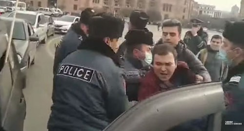 Policemen detain David Bagdasaryan. Screenshot: https://www.youtube.com/watch?v=o6-BnS_dysk&feature=emb_title