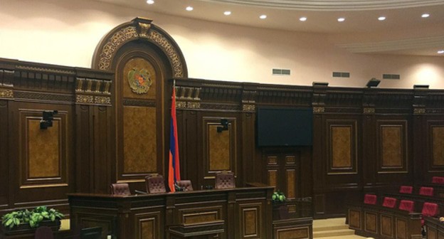 Meeting room of the Armenian Parliament. Photo: Paudukh - https://commons.wikimedia.org/wiki/Category:National_Assembly_of_Armenia