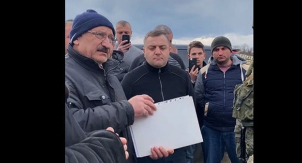 Residents of Nagorno-Karabakh handed a letter over to the representative of the Russian peacemaking contingent. Screenshot of the video https://www.facebook.com/100006477026027/videos/3398124473746753/