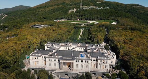 Putin's alleged palace in the Krasnodar Region. Screenshot: https://www.youtube.com/watch?v=ipAnwilMncI