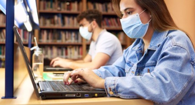 A girl sitting in front of the computer. Photo https://ru.freepik.com/