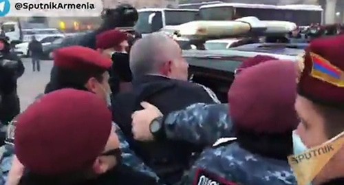 The police detains an activist during a rally. Yerevan, January 28, 2021. Screenshot of the video https://ria.ru/20210128/erevan-1595004650.html