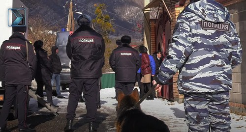 Examination proceedings in the house of Igor Cheldiev, a former prosecutor from North Ossetia. Screenshot of the video by КРЫЛЬЯ TV https://www.youtube.com/watch?v=tie1kBjE1go