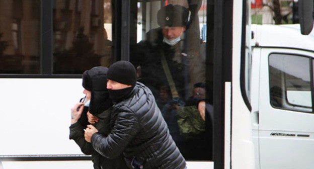 People in civilian clothes help law enforcers to detain protesters. Krasnodar, January 31, 2021. Photo by Anna Gritsevich for the "Caucasian Knot".