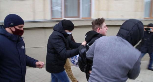 People in civilian clothes help law enforcers to detain protesters. Krasnodar, January 31, 2021. Photo by Anna Gritsevich for the "Caucasian Knot".