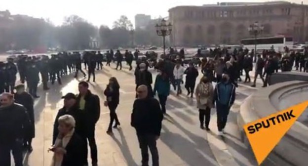 The police has been monitoring a protest action in Yerevan, February 7, 2021. Screenshot of the video by "Sputnik Армения" https://www.youtube.com/watch?v=REijPGl20Y4