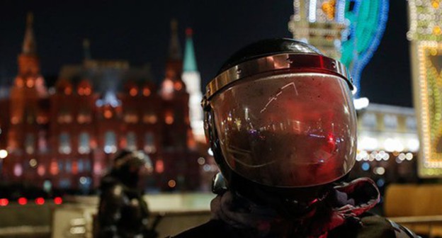 A law enforcer in front of the Kremlin. Moscow, February 2, 2021. Photo: REUTERS/Evgenia Novozhenina