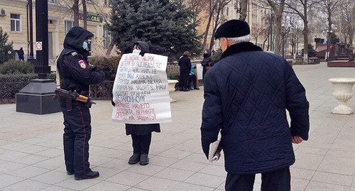 Zainab Rabadanova at a picket in Makhachkala, demanding to guarantee her nephew Gasan Kurbanov's right to defence. February 12, 2021. Photo by Rasul Magomedov for the "Caucasian Knot"