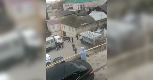 Law enforcers in the settlement of Tarki. Screenshot of the video from the "Caucasian Knot" Telegram channel