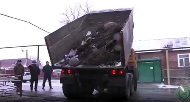 Regional authorities collected garbage and returned it to the offender's yard. Screenshot: https://www.instagram.com/tv/CLWh4IPqWFX/?igshid=1gyfkw944ni20 