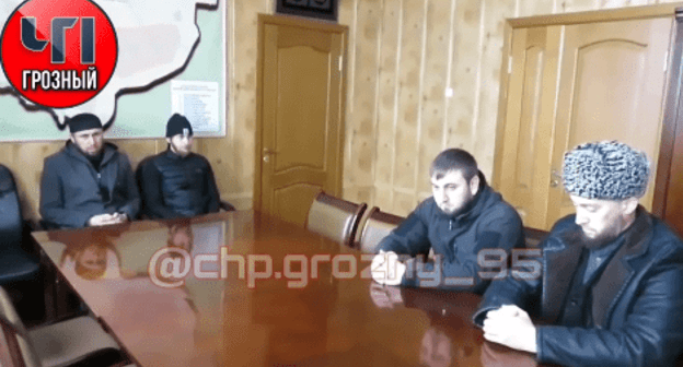 Residents of the Achkhoi-Martanovsky District in Chechnya are reprimanded by the police for supporting online publications criticizing the Chechen authorities. Screenshot: https://www.instagram.com/p/CLW_tomHt2q/