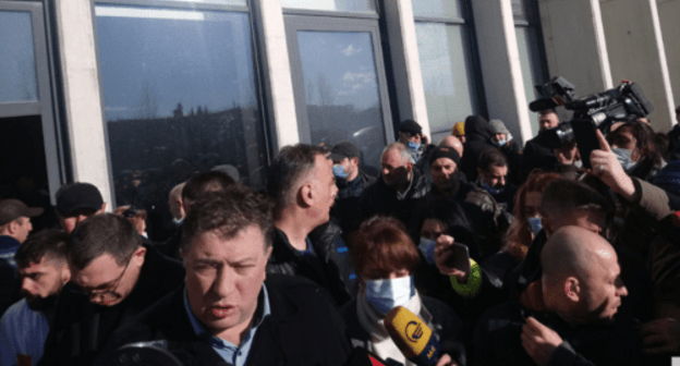 Activists near the office of the "United National Movement" (UNM) Party, February 23, 2021. Photo by Beslan Kmuzov