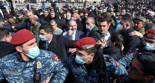 Nikol Pashinyan (in the center) went out to his supporters. Yerevan, February 25, 2021. Photo: Hayk Baghdasaryan/Photolure via REUTERS