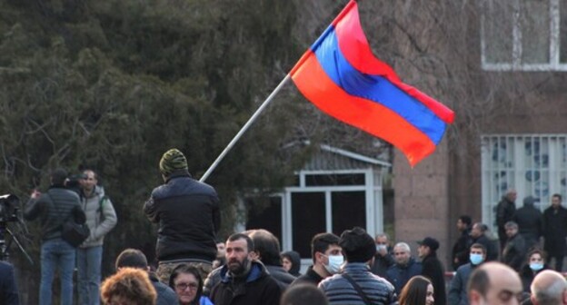 An opposition supporter with the Armenian flag. Yerevan, February 25, 2021. Photo by Tigran Petrosyan for the "Caucasian Knot"