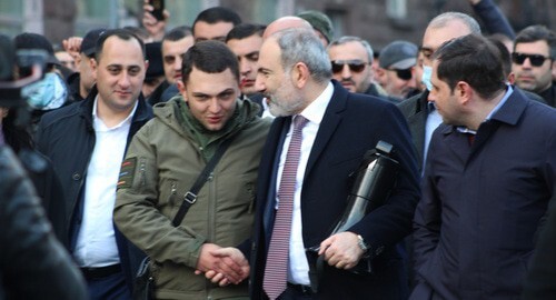 Pashinyan's supporter with the Prime Minister. Yerevan, February 25, 2021. Photo by Tigran Petrosyan for the "Caucasian Knot"