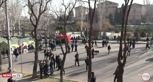 Protest rally in Yerevan, February 28, 2021. Screenshot: https://www.youtube.com/watch?v=uIdbyx5EcQQ&feature=emb_title