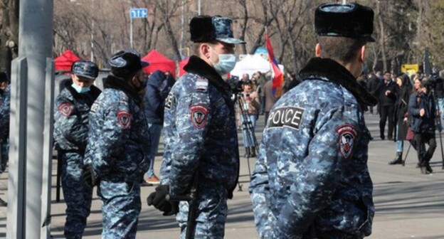 Policemen standing at the gates of the Parliament during a protest rally, Yerevan, February 26, 2021. Photo by Tigran Petrosyan for the Caucasian Knot