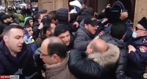 Policement trying to prevent a crowd from entering the building, March 1, 2021. Screenshot: https://www.youtube.com/watch?v=A4d5OQ75DWo&feature=youtu.be