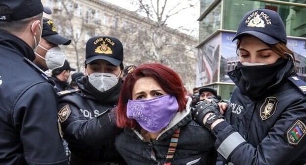 The police detains the participant of a feminist rally in Baku, March 8, 2021. Photo by Aziz Karimov for the "Caucasian Knot"