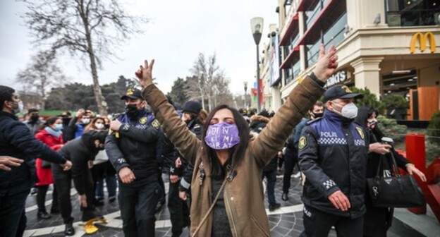 Aytadj Taptyg, a member of the organizing committee, in the square in Baku. She is wearing a face mask saying: "Create like a woman." Photo by Aziz Karimov for the "Caucasian Knot"