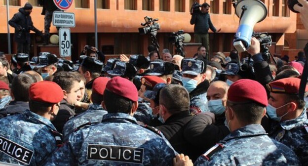 A protest action at the residence of President Armen Sargsyan, March 13, 2021. Photo by Tigran Petrosyan for the "Caucasian Knot"