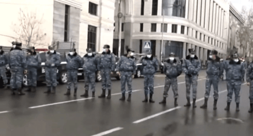 Hundreds of law enforcers moved to the building of the Ministry of Education of Armenia ahead of Nikol Pashinyan's visit. Screenshot: https://www.youtube.com/watch?v=TlswvDvnn8c&t=93s