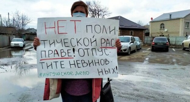 Alyona Sadovskaya holding a solo picket in front of the city court building. Photo courtesy of Alyona Sadovskaya