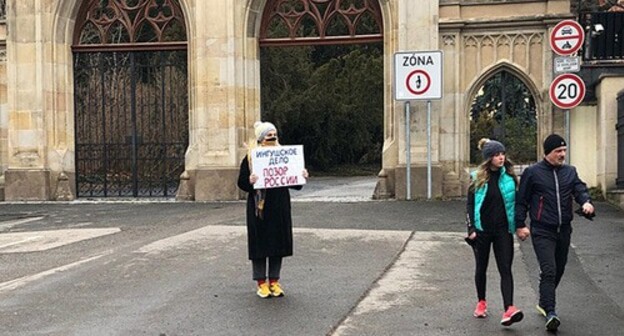 Ingush journalist Izabella Evloeva holding a solo picket in front of the Russian Embassy in Prague in support of the Ingush leaders of the protest, March 17, 2021. Photo courtesy of Izabella Evloeva