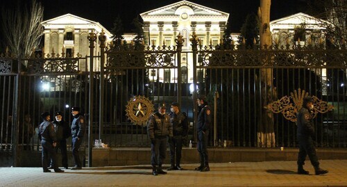 Law enforcers near the Armenian Parliament in Bagramyan Avenue. Photo by Tigran Petrosyan for the "Caucasian Knot"