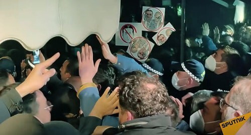 Participants of a protest action against arrival of Vladimir Pozner to Georgia, March 31, 2021. Screenshot: Sputnik Georgia