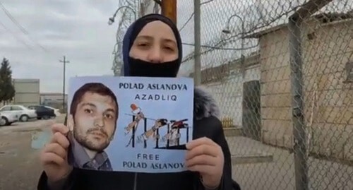 Wife of Polad Aslanov holding his portrait. Screenshot: http://www.youtube.com/watch?v=BdNeYz3PP08