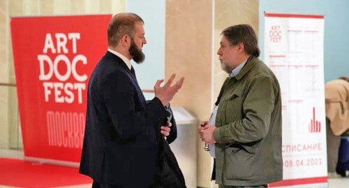 A man named Suliman (on the left) talks to Vitaly Mansky. Photo courtesy of the organizers of the “Artdocfest” film festival https://novayagazeta.ru/articles/2021/04/04/v-chechne-nedovolny-organizatory-artdokfesta-pozhalovalis-na-ugrozy-so-storony-chechenskoi-diaspory