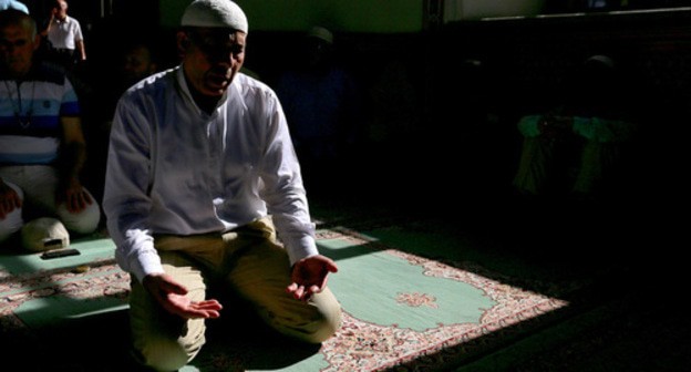 A man praying. Photo by Aziz Karimov for the Caucasian Knot