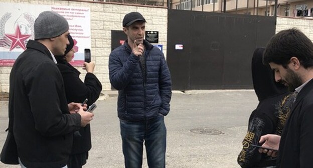 Murad Manapov with journalists and activists who came to meet him after he had been released, April 14, 2021. Photo by Patimat Makhmudova for the Caucasian Knot