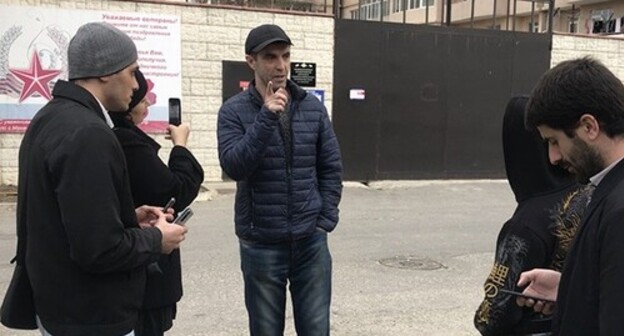 Murad Manapov with journalists and activists who came to see him. April 14, 2021. Photo by Patimat Makhmudova for the "Caucasian Knot"