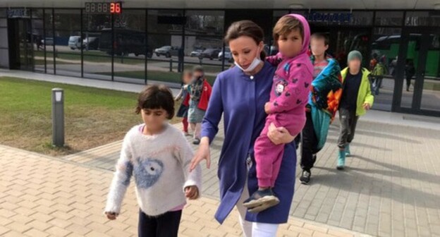 A group of children returned to Russia from Syria and Anna Kuznetsova. Photo by the press service of the Russian children's ombudsperson