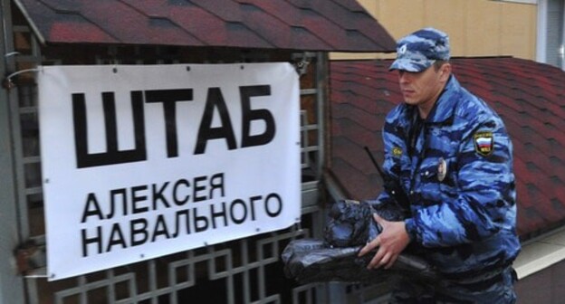 A policeman at one of Alexei Navalny’s offices. Abstract illustration. Photo: REUTERS/Sergei Brovko