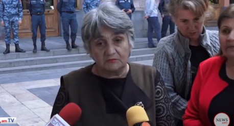 Refugees from Nagorno-Karabakh at a protest action in front of the Armenian government building. Screenshot of the video at the News.Am YouTube channel, 03.05.2021, https://www.youtube.com/watch?v=au6V3U7KKFM&amp;t=174s
