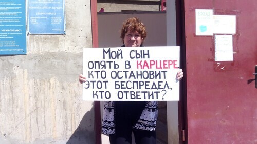 Yelena Barzukaeva at a picket in Makhachkala on May 8, 2021. Photo by Rasul Magomedov for the "Caucasian Knot"