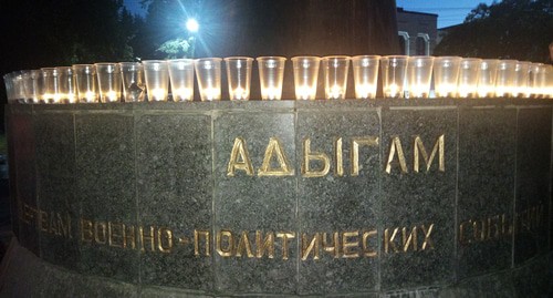 Candles lit at the monument. Photo by Lyudmila Maratova for the "Caucasian Knot"
