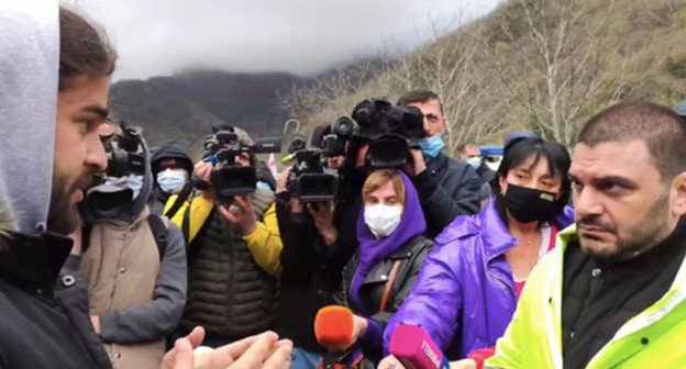 Local activits Varlam Goletiani (right) and new director of construction company Merab Lominadze discussing the HPP project, April 3, 2021. Screenshot from video posted by movement 'In defence of the Rioni Gorge' 