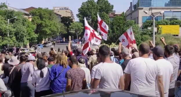 Protest action in Tbilisi against the construction of the Namakhvan hydroelectric power plant, May 24, 2021. Screenshot: http://www.youtube.com/watch?v=3MPPe6Fn2V0