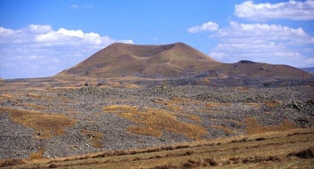 A lava field of the Porak (Axarbaxar) volcano on the Armenian-Azerbaijani border. Photo: Jim Luhr, https://ru.wikipedia.org/wiki/Азербайджано-армянская_граница