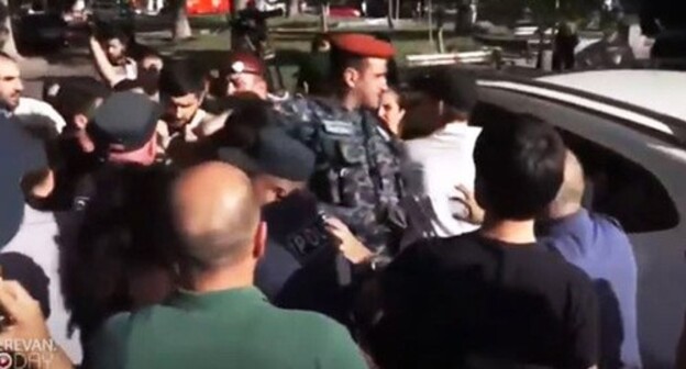 The detention of the participants of a protest action near the building of the Armenian Ministry for Public Health. June 2, 2021. Screenshot of the video https://www.youtube.com/watch?v=dfqEXIhJV8E