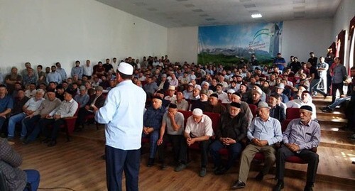 Gathering of residents of the village of Sagopshi, June 2, 2021. Photo: Ibragim Tsoroev, http://www.gazetaingush.ru/news/minnac-ingushetii-derzhit-na-kontrole-situaciyu-vokrug-obstrela-aktivistov-dvizheniya