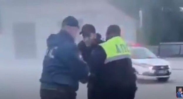 Policemen detain Vekil Abdullaev. Screenshot: http://youtu.be/96yJYwQ-Gog