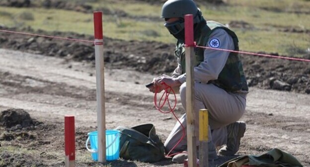 AMANA sapper preparing to explode a mine, March 16, 2021. Photo by Aziz Karimov for the Caucasian Knot