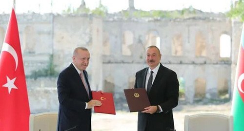 The Presidents of Azerbaijan Ilham Aliev (on the left) and the Turkish President, Recep Tayyip Erdogan, signing the declaration. June 15, 2021. Photo: Reuters