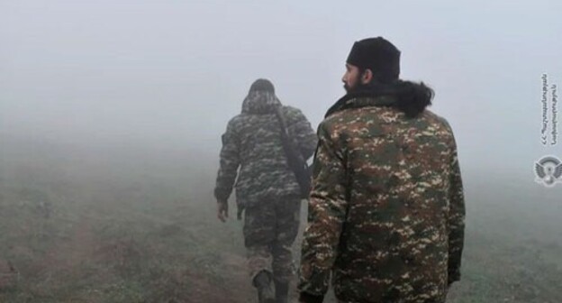 A priest and a soldier of the Armenian army. Photo by the press service of the country's Ministry of Defence